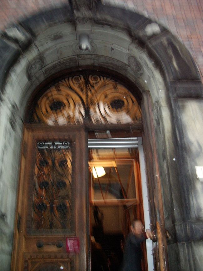 ボケていますが『国立美術館』の入口です。<br />中は写真撮影禁止ですが、ムンクの「叫び」を観ました。<br />他数点ムンクの作品を見ましたが、フワッと気持ちの良い作品はなかったです。<br />売店では、ムンクカレンダー・叫びの絵本を買いました。<br />この叫びの絵本はすごくおもしろいです。<br />