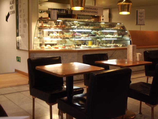 『かもめ食堂』にも登場した『カフェアアルト』。<br />朝早かったので、人も少なめ。思っていたよりも狭くシンプル。<br />日本人観光客が多いのか、日本語メニューもありました。<br />カプチーノとチーズケーキをいただきました。<br />カプチーノはおいしいけど、ケーキ類は日本の味付けが好きです。