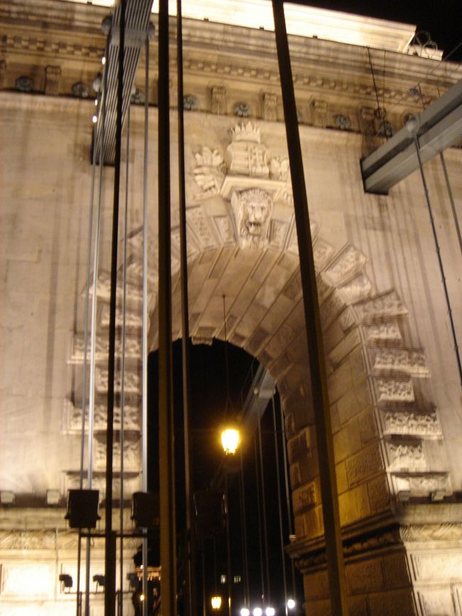 近くで見ると立派です。ああー、ここにもライオンの顔がありますね。