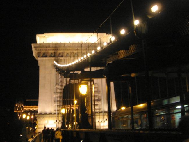 道路を横断して反対側を歩いてペスト地区に戻ります。