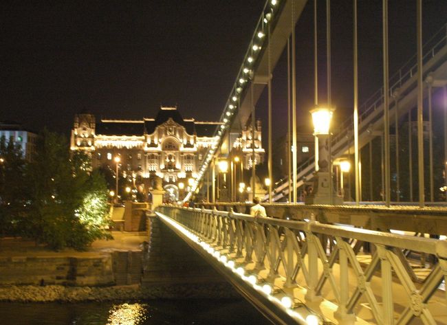 くさり橋の先はホテル・フォーシーズンズのライトアップが見えます。