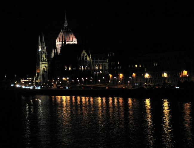 国会議事堂をくさり橋から写していますが暗くて分かりにくいです。一発補正をしてみましたが、これが限界です。ブダ王宮とは違った美しさがあります。