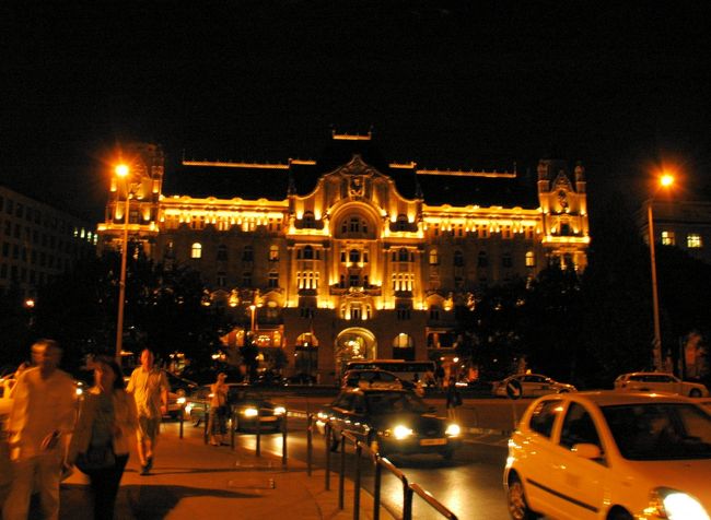 ホテル・フォーシーズンズのライトアップ<br />写真で見ると火事で燃えているように見えますが本物は溜め息が出るほど綺麗でした。