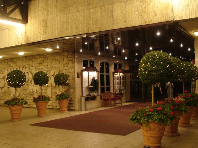 美しい夜景にすっかり魅せられて幸せ気分でホテルに戻ると、ホテルのエントランスも綺麗です。<br />