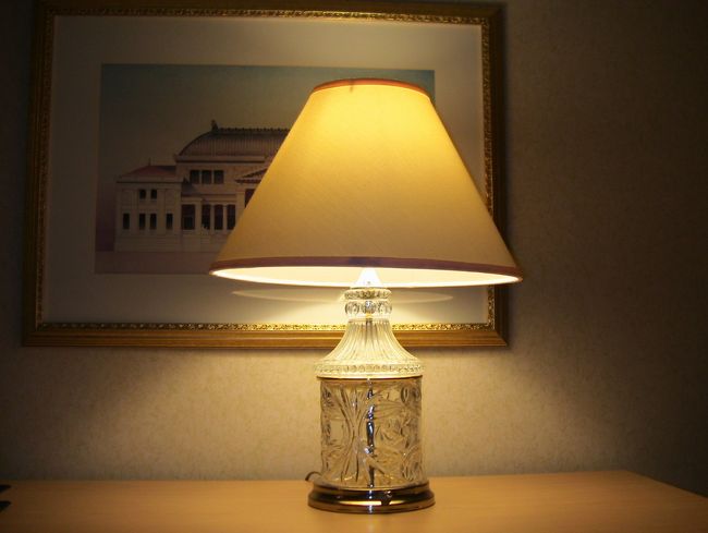 お部屋のスタンド、クリスタルが綺麗です。<br />窓の外には黄金に輝く王宮が見えます。スーツケースを広げて荷物の整理を終え、窓辺に腰をかけて夜中まで夜景を見ていました。（眠るのがもったいなくて）<br />ブダペストの夜景は想像以上に美しく、この夜景をホテルの部屋から眺められてとても幸せでした。