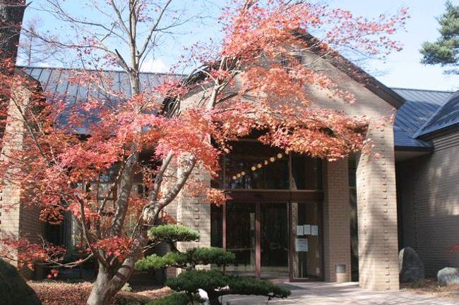 「徳富蘇峰館」前の紅葉です。