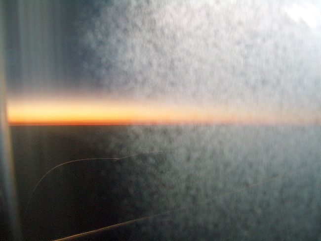 東の空が朱に染まる <br /><br />もう直ぐ夜明けか <br /><br />■日本の夜明け、今、７時４０分、もう直ぐ関空に着陸<br /><br /><br /><br />