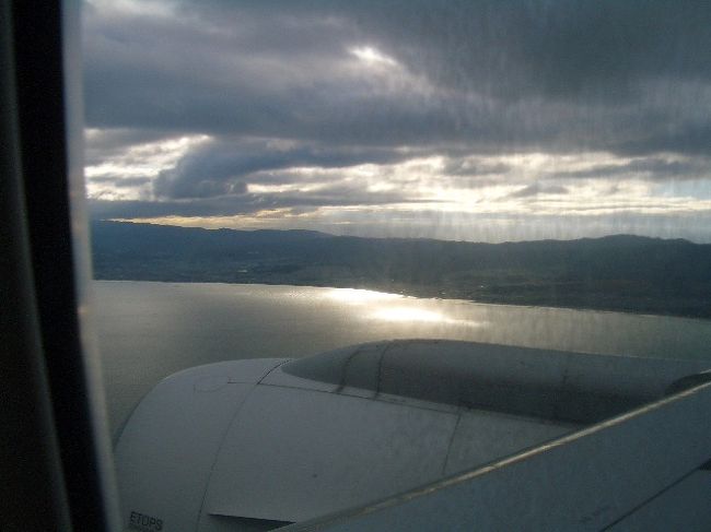 フフフ、日本に戻って来たぜ・・・。 <br /><br />■今、７時４０分、もう直ぐ関空に着陸 <br /><br />７時４７分、着陸完了、駐機場に停まる。 <br /><br />リムジンバスの中から、家内と息子達にメールを送信する。これが私の時間潰しでもある。<br /><br />充実感のあった旅を終え、清潔な日本の街をバスはひた走る。舗装も完璧で乗り心地は最高だ。何の文句があるという・・・。 <br /><br />日本人として日本に生まれた。そのことに感謝である。<br /><br /><br />私の能力たるや？ミャンマーに生まれたならば、何ぼのものだろう・・・か。一体全体どんな人生を送る人間だろう。 <br /><br />いつも海外に旅に行くと自分の真価とは？と、言う素朴な疑問を抱く。 <br /><br />それに何の意味があるのか否か？と問われても何故か、その事を思う <br /><br />今９時１７分、三ノ宮に着きＪＲに向っている。 <br /><br />日本は思ったより寒くなく、半袖でも良かった。帰国時には１０月の後半だからきっと半袖では寒いだろうと、薄いウィンドブレーカーを着て飛行機から降りたのに・・・。 <br /><br />無事に我が家に到着。<br /><br /><br />