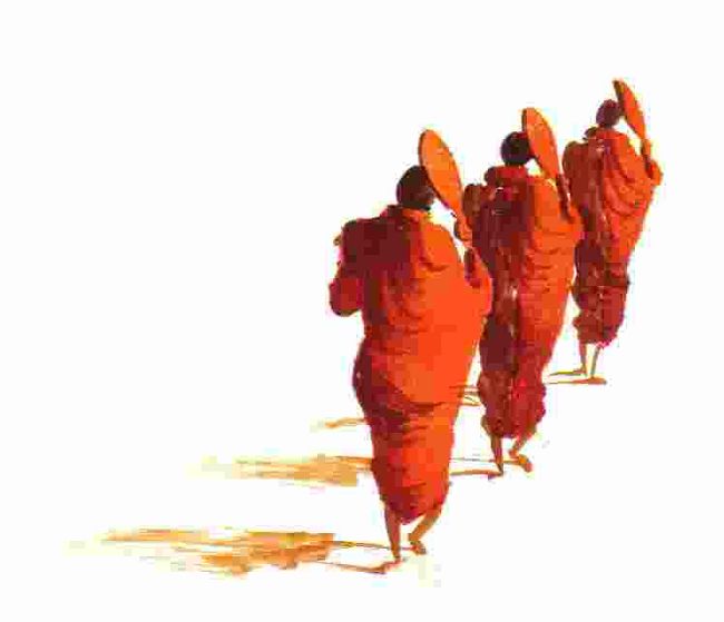 ２００６．平成１８年１１月８（水） <br /><br />■祖父探し、その後 <br /><br />徐々に私も現実が分って来た。無知だったというのか？<br />甘かったというのか？ <br /><br />ミャンマーの父娘は、どのように思っているのか？知る由もないが、その現実の壁は限りなく高い。 <br /><br />ミャンマー日本大使館の対応など期待するのは論外だった。<br /><br />当の彼女からは、ガイドを通してミャンマー語に翻訳してもらっての私の問いかけにも、私の二度目のメールにも反応はない。<br /><br />何故か分らないが・・・。想像するしかない。 <br /><br />そして彼女からの至急の手紙も来ないので、イラチの私は、昨日７日、厚生労働省に電話を掛けた。 <br /><br />担当は「社会援護局調査資料室」とのこと、担当者のＹさんと話をした。 <br /><br />こういった相談や問い合わせは、戦後６１年間、山のようにあったのだろう、そして今も次々とあるのかも知れない。 <br /><br />そして、第三者である私には、例え名簿のような物があっても見せることは出来ない・・・ようは「役所を通して第三者が人探しなど出来ない」と言うことである。 <br /><br />そして、日本人の息子であるという、今はミャンマー国籍の本人であっても、父子の証明がないと名簿を見るのは無理だと言うことである。 <br /><br />名刺など証明になるはずもなく、<br />「そんな名刺は他人の物を渡しているかも知れない」「他人の名を語っているかも知れない」<br /><br />・・・と、そのＹさんは言う。<br />なるほどその通りだが・・・。 <br /><br />「身内が会いたいとは限らない」<br />「身内ということを明らかにしたくない場合もある」・・・Ｙさんの言であった。 <br /><br />それくらい役所を通じて、日本の身内を探すことは限りなく不可能に近い。 <br /><br />そして、<br />「外務省を通じての問い合わせは今のところありません」<br />「ミャンマー大使館の○○書記官からの問い合わせはありません」とＹさんは言う。 <br /><br />「それは何か理由でも？」と私が聞くと「そうなのでしょうね」という冷たい返事。そういうことなのか？それは無視としか思えない。 <br /><br />正直、そうか・・と、思うが、あれは、○○書記官の上手い芝居だったのか？ <br /><br />今後、彼女からの手紙が来るかも知れないし、まだ、何らかの展開が開けるかも知れない。 <br /><br />只、壁の高さというか、現実が、ある程度分った。 <br /><br />元軍人の協会を「社会援護局調査資料室」の別の方から電話番号を教わった。そこに電話を掛けて見ようと思う。 <br /><br />こういった人探しは、メディアが興味を持って探してくれるか、プロの興信所や探偵事務所のようなところに金を出して探してもらう方法しかないのだと思う。 <br /><br />ようはこんな問題は例えその時期と場所が「戦争」という背景の中であっても自己責任の範疇である。 <br /><br />日本国としては、このような問題に関わるのは絶対避けたいという意思を強く感じる。それは当然であり、さもありなん。 <br /><br />ミャンマー娘の祖父探し <br /><br />すでに既婚だが娘が明るく可愛い。絵になる。オセロの中島知子そっくり <br /><br />父娘がミャンマーでの成功者であり、十二分に物語になる。ホント絵になる一女二男の５人家族だ。 <br /><br />軍事独裁政権に咲いた一輪の花、日本の祖父を偲びルーツを想う。 <br /><br />祖父本人か、その親が、東京でレストランを経営していたようだ。 <br /><br />探し出せば、きっと映画にもなる。物語にはなるだろうが・・・。 <br /><br />だけど、こんな一例が「人道問題ということに化けて」・・・世間に表立って出てくれば、貧しい国ミャンマーに真偽を問わず、続々と親父が、祖父が日本人という二世、三世が雨後の竹の子のように出て来るのだろうなあ・・・。 <br /><br />やっぱり、そっと出来る範囲で・・・と、いうことにしよう。歴史的背景に考慮すべき点はあるが、国家がその責任を負うべき問題ではないだろう。 <br /><br />仕方ない。ちょっとは私も勉強になった、いや、今後も、もう少し・・・。 <br />