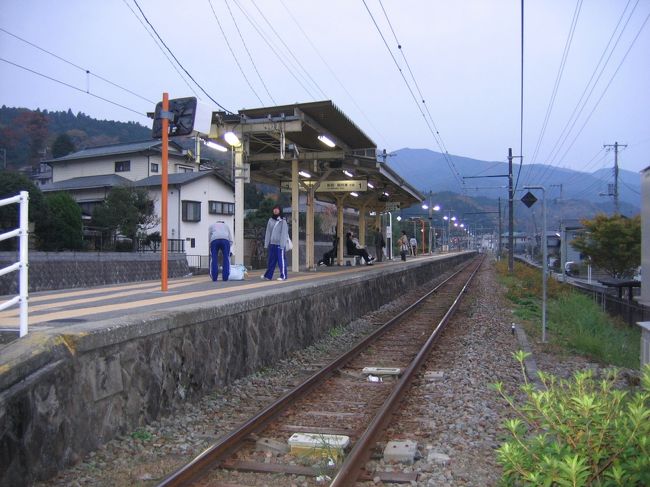 峠から70分、JR足柄駅に着きました。地蔵堂から二時間で一山越えてきました。達成感でいっぱい。さあ温泉で汗を流そう！御殿場線で山北に向かいます。