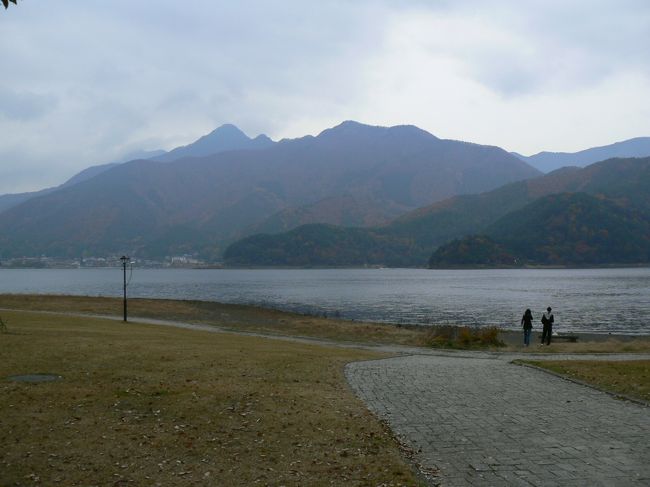 河口湖湖畔<br />「道の駅　かつやま」の前