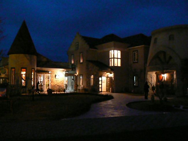 美術館は17時までです。<br />16：30からぎりぎりまで見てました。<br />出るころはもう暗くなってた。<br /><br />左側がレストランです。<br />http://www.konohana-muse.com/konopg/cafepg/cafetop.html