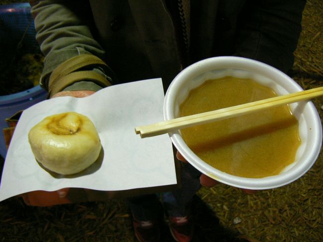 おやき（200円）とシシ汁（300円）<br /><br />この写真を見るとシシ汁って何も具が入ってないように見えますが、豚汁みたいにいっぱい入ってます。<br /><br />この時期外はけっこう寒いのであったまりました。