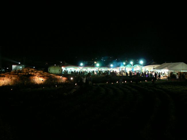 露店が並ぶテント