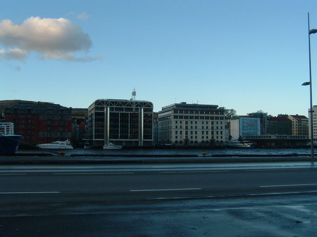 朝のブリッゲン前、ベルゲンの港の様子です。まだ外は暗いですが時間は午前９時３０分頃でした。空気がとても澄んでいて寒かったですが大変気持ちよかったです。