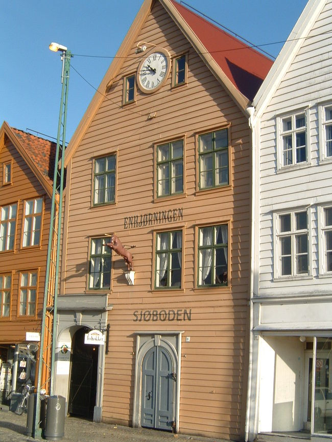 各建物にはこのように時計があったり、建物に入っているお店の看板などがついています。そのような装飾も家に大変マッチしていて良い雰囲気を醸し出しています。