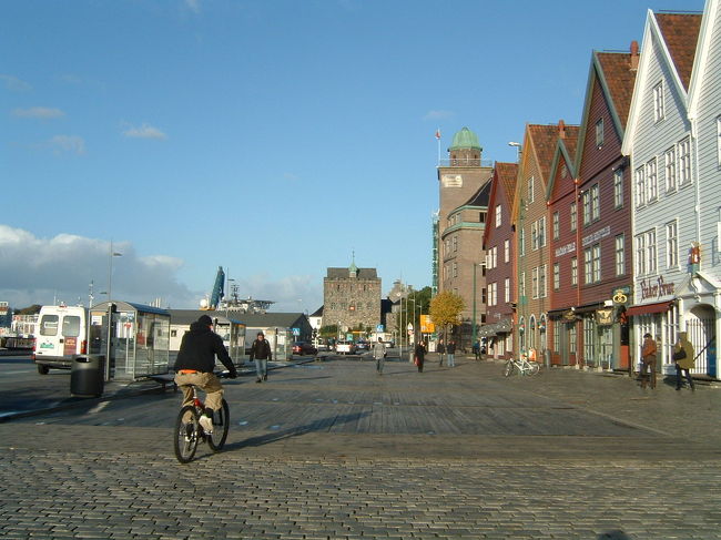 段々明るくなってくるとブリッゲンの周りにも人が多くなってきました。ブリッゲンの前にはベルゲン空港からのバスや駅からのバスも止まるので大変便利でした。