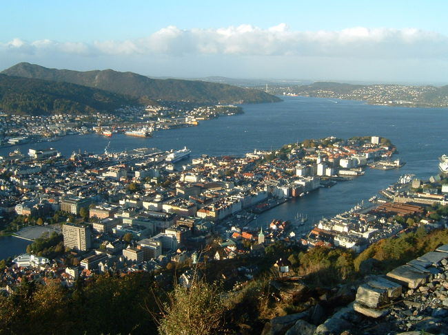 フロイエン山の頂上から見たベルゲンの港、市街の風景です。対岸の島も一望する事ができました。訪れた日は大変天気が良く段々明るくなる空を眺めながら美しい風景を見る事ができました。