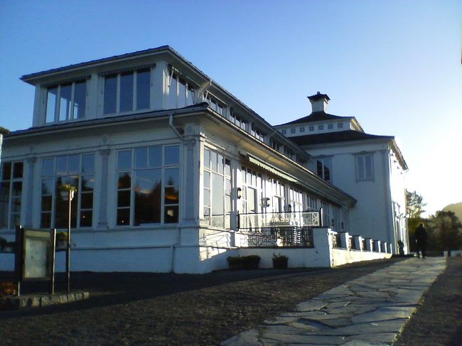 この建物はフロイエン山の頂上にあるレストランです。真っ白い建物で大変綺麗でしたが、朝早かったため営業はしていませんでした。