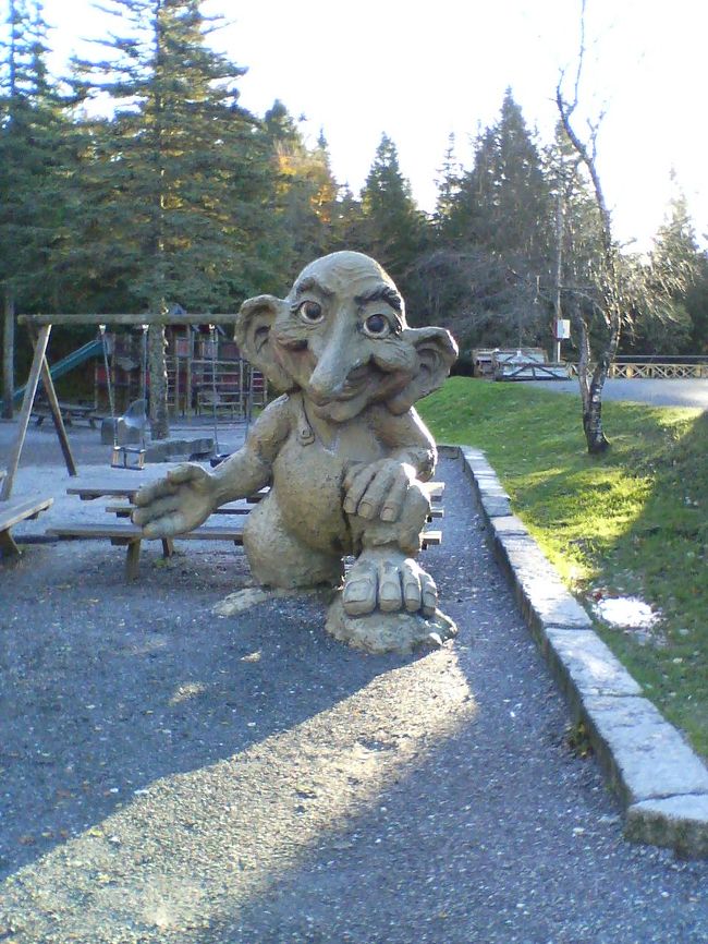 山の上にも大きなトロールの像がありました。他の国から来た観光客も必ずこの前で写真を撮っていました。