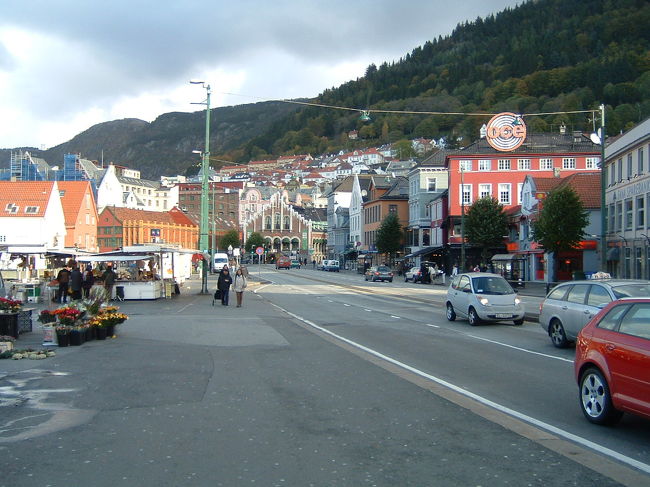 市街に戻り、ベルゲンの中心地に向かって歩いてみました。ここは有名な魚市場の前ですが冬のため、お店は３軒しか出ていませんでした（その内１件は花屋でした）<br />ちょうど写真からみて右後方にベルゲンのツーリストインフォメーションがあります。大きな建物でベルゲン周辺の地図、観光名所のパンフレットからツアーのパンフレットも多数揃っていました。カウンターでは様々なアクティビティの申込みができるようでした。
