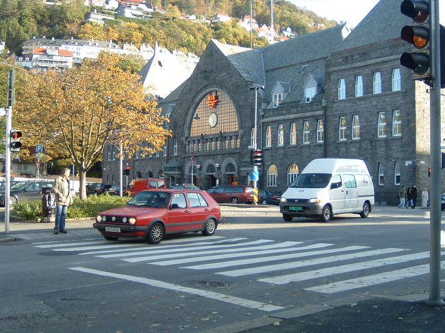 ベルゲン駅の外観です。大変重厚な建物です。<br />ベルゲンに到着した日に空港バスより駅の前を見た気がしたのですが暗くて気がつきませんでした（到着が深夜だったので・・・）入り口は写真中央NSBと表示されている下にある小さなドアからになります。