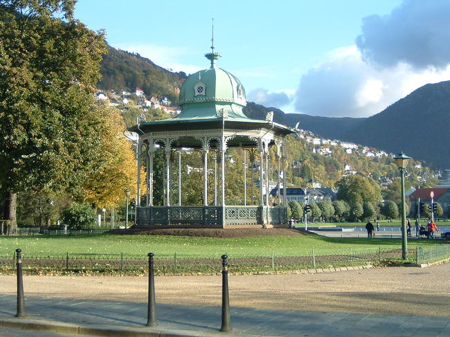 ベルゲンの街はフィヨルドの奥になるため、山に囲まれ大変美しい街です。オスロも訪ねましたが個人的にはベルゲンの方が町並みが綺麗だと感じました。