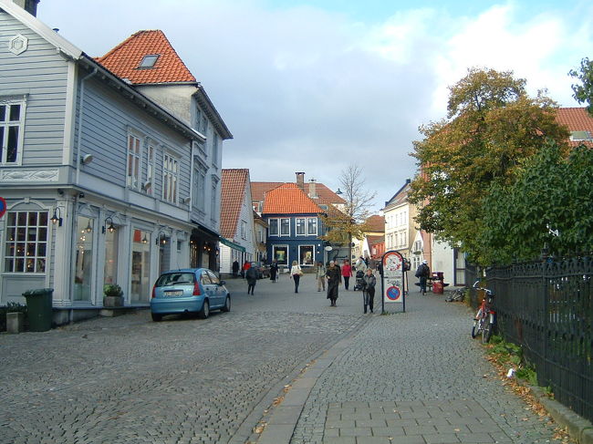 ベルゲンの駅から市街に向かう道ですが、石畳の道の両端に綺麗な色の商店が立ち並んでいます。よく見るとその中にスーパーもあって驚きました。スーパーマーケットまでが街になじんでしまうというのが日本ではない風景だと思いました。