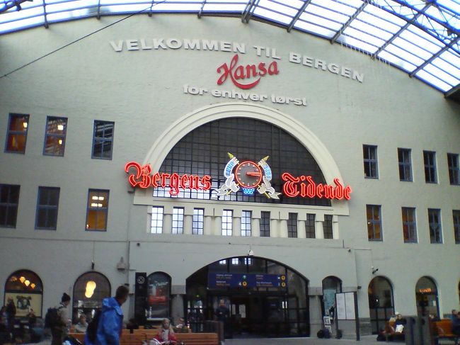 最後にベルゲンの駅の中です。駅の中にはレストラン・売店・コインロッカーなどがあります。待合はちょうどこの写真の下の方に幾つか並んでいるベンチでとなりますので、冬は大変寒いかと思われます。ホームは行き止まり式になっており近郊電車以外は手前側のホームなので目当ての電車が来ればすぐにわかるかと思います。