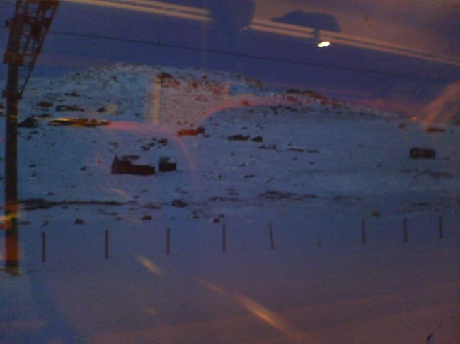 夜の7時頃列車の中から撮った写真です。外は真っ白の一面雪景色でした。オスロにかなり近いところまで雪景色が広がっていました。今年見た初めての雪に感動！