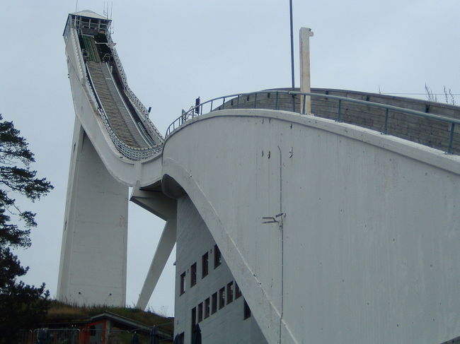 下から見上げるとジャンプ台の傾斜の凄さをまじまじと感じます。高所恐怖症の私には中の展望台に上がるのもやっとでした・・・。