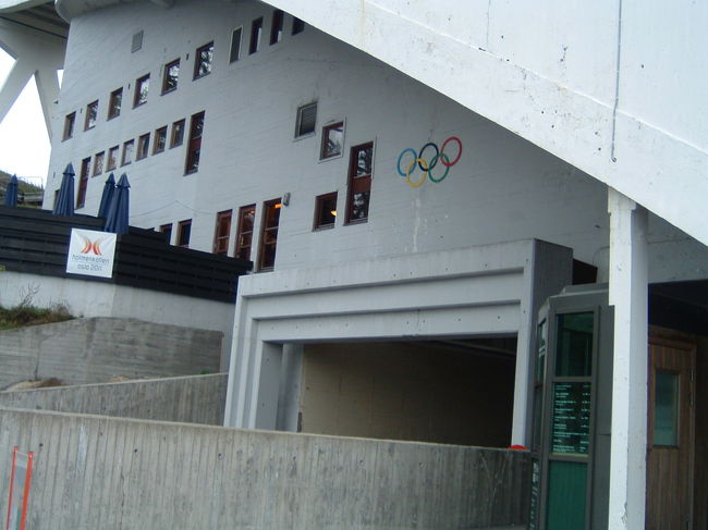 ジャンプ台の下にはオリンピックのマークもありました。