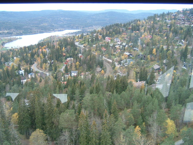 ジャンプ台の一番上展望台から見た風景です。下の線路は地下鉄の線路です。山の中腹に家が建っており向こう側には湖と山が見えます。首都の郊外とは思えない風景です。