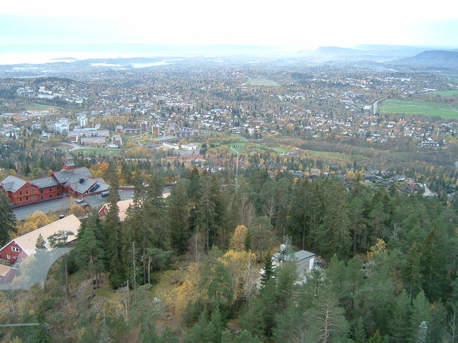 海側を望むと市街地が広がっています。