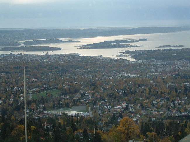 オスロ中心地が遠くに見えます。その向こうにはフィヨルドの美しい海を見る事ができました。