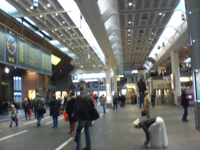 オスロ中央駅は広いですが、看板もたくさんあり目的地がわかりやすいです。またカフェやお店も沢山あるので利用価値は高いと思います。なお２階にあるインターネットカフェでは日本語の書き込みはできませんでしたが、日本語にてHPを読む事は可能でした。