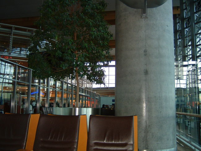 オスロ空港内部です。オスロ空港はセキュリティーチェックを受けたあと、左に行くと国内線、右に行くと国際線という大変わかり易い空港です。ゲートの前で待っているのも大変静かでゆっくりできました。