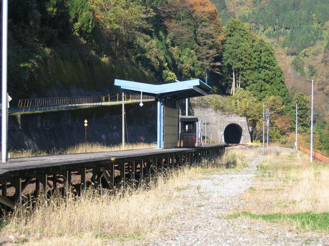 　列車交換設備の跡が残る茂住駅です。<br />　ちゃんとした駅舎もありました。