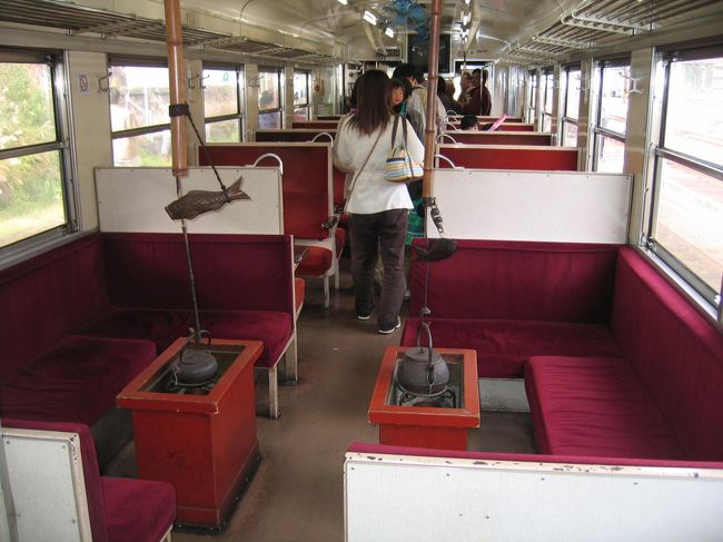 　いろりのある車内です。火はついていません。<br />　この日は猪谷から奥飛騨温泉口行きが超満員でした。<br />　来週はもっとすごいことになっているかもしれません。