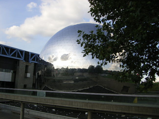 　ヴィレット公園の目玉はなんと言ってもジェオードだ。<br />　この巨大な球体の中は、客席が３０度に傾斜した映画館だ。座席は全てリクライニングとなっていて、寝そべりながら、巨大な凹状の天井画面を見る（寝そべっていないと恐い）。科学的なドキュメント映画が中心のレパートリーとなっている。<br />　超近代的な映写機により、観客は鳥の目を持ったような錯覚に陥る。鳥瞰は常に人の夢、もちろんパノラマシーンは臨場感あふれるド迫力だ。<br /><br />《ジェオード》