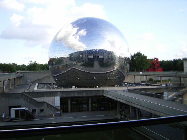 　ジェオ−ドの球の大きさは直径３６メートル。作者はアドリアン・ファンシルベールで、ヴィレット公園そのものの建築・設計技師でもある。<br /><br />《ジェオード全体》