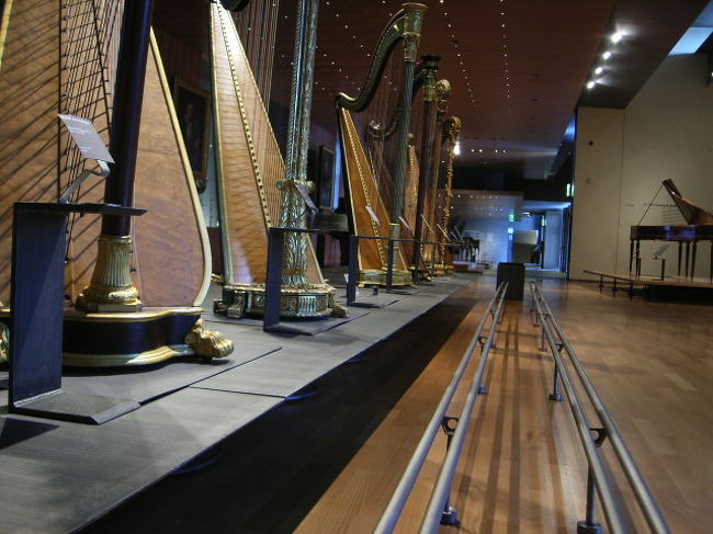 《ハープ展示コーナー》