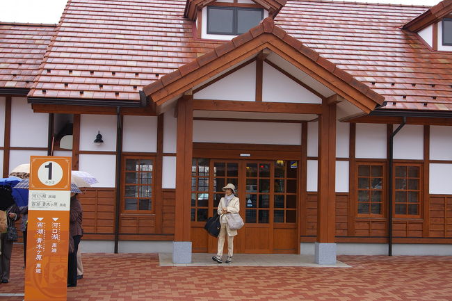 新宿から高速バスで１時間半、着いた河口湖駅はモダンな造りです。