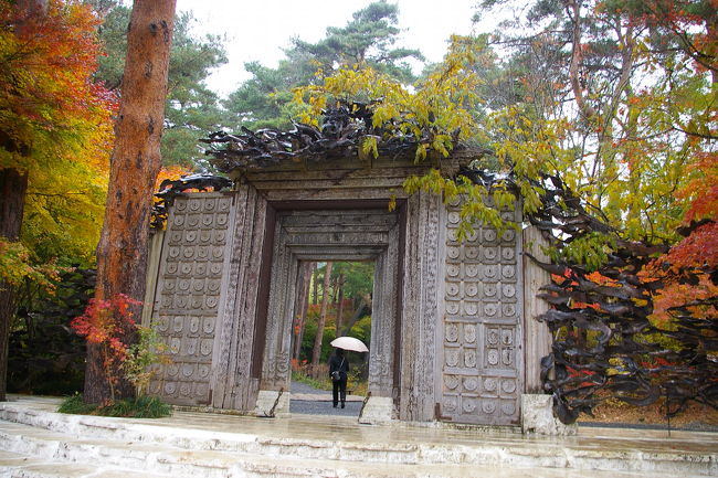 しばらく歩くと一竹美術館に着きます。久保田一竹の辻が花の着物が展示されています。入り口は石のアーチになっています。