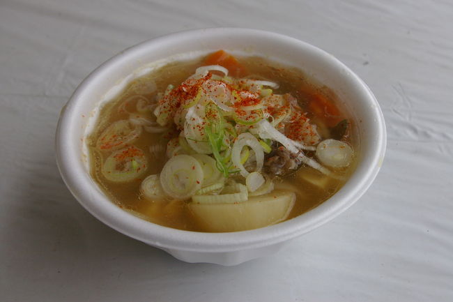 ３００円のしし汁。いのししの肉とたっぷりのジャガイモ、ニンジン、ダイコンが入っていて体が温まります。