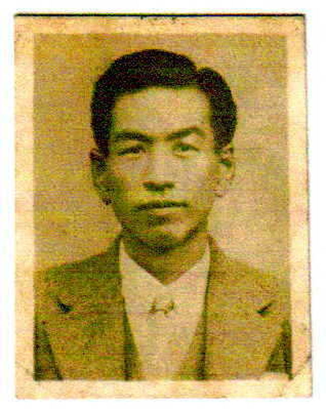 1944〜1945年撮影：戸塚武司さん<br /><br />今は９６，７歳になられているはずの方です<br />ミャンマーで、息子さん及びご家族がこの方の消息を探しておられます。<br /><br />もしご存知の方があれば掲示板へご一報ください<br /><br /><br />２００６．平成１８年１１月２０（月） <br /><br />■祖父探し、その後：Ｎｏ３ <br /><br />二男に、ミャンマーの祖父探しの報告と、その困難さを英語に翻訳してもらって彼女にメールを送信した。 <br /><br />その直後にミャンマーのＥさんから彼女の事情を書いたメールが届いた。 <br /><br />そこには彼女が祖父探しを躊躇した理由が書かれてあった。 <br /><br />ミャンマーの事情↓Ｅさんからのメール <br /><br />・・・・・・・・・・・・・・<br />ミャンマーの外国人の条件について少し説明してほしいと彼女が言いました。<br /><br /><br />ミャンマー人は外人と結婚して出来た子供は100％ミャンマー人に認められません。<br /><br /><br />それからミャンマー人としての身分証明書も貰えません。<br /><br /><br />ミャンマー系外人としての身分証明書だけもらいます。<br /><br /><br />それから、大学も普通の大学だけに勉強できて医科大学とかには勉強出来ません。<br /><br /><br />彼女に医科大学に行ってる弟さんがいて、もしおじいさんが日本人とミャンマー政府に知られたら彼は問題になりますと彼女がいいました。<br /><br /><br />だから、彼女たちにはその問題だけあります。あとはぜんぜん問題ないといいました。<br />・・・・・・・・・・・・・・<br /><br /><br />そうか・・・、なるほど、こういう問題が有ったのか。 <br /><br />彼女達の祖父が日本人だとミャンマー政府に知れたら、彼女達家族はミャンマー人ではなく、ミャンマー系外国人になるのか。 <br /><br />そして、身分証明書も代わり、ミャンマーで生きて行く上では不利になるようだ。これじゃあ、ミャンマー国外に出る者は良いのだろうけど、ミャンマーで生活を続ける者は、誰しも他人に自分のルーツを知られたくないだろう。 <br /><br />戦後、ビルマに残って妻を娶り、ミャンマーで暮らしていた元日本軍人もその素性を隠して生きていたのも無理のないことなのだろう。 <br /><br />一旦、自分の素性を明かすと、家族、とりわけ子供たちの将来がミャンマーであるなら不利になることは間違いない。 <br /><br />ということは、父祖探しも彼女達がミャンマーの誰であるのか分らなければ大丈夫ということになる。 <br /><br />その祖父自身を日本で探すこと、祖父の身内を日本で探す事には何も問題は起こらない。 <br /><br />その可能性は限りなくゼロに近いだろうが、ボチボチとインターネットで「尋ね人探し」でやってみよう。 <br /><br />以下は彼女から預かった資料の全部だ。 <br /><br />１９４４年から１９４５年の一年半くらいの間、日本軍人？としてビルマに出征中にミャンマー女性と結婚し、戦後、奥さんが妊娠しているのを知ったが日本に帰国した。 <br /><br />３年後くらいにビルマの奥さんに、日本に来るように打診があったそうだが、奥さんはすでに再婚？していたのか、それともビルマに残る選択をしたのか？ビルマに残った。 <br /><br />その日本人、祖父の名前は「戸塚武司」さんである。<br />