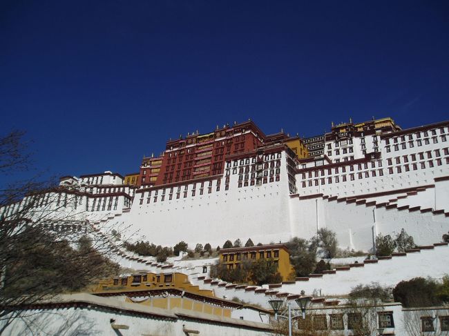 チベットの旅行で必ず出てくる世界遺産ポタラ宮。写真で見るよりは以外と小さく感じました。11月のチベットはチョー寒いのではというイメージがあったのですが、地元の旅行会社の話では６月から９月は実は雨季にあたり、曇りの日が多いとのこと。実はチベットのベストシーズンは１０月、１１月なのです。中でも１１月前半まではホテル、航空券ともオフシーズン価格になり気候もマイルドで乾季にあたり写真のような快晴の日の写真が撮影できます。〜これは予想外でした