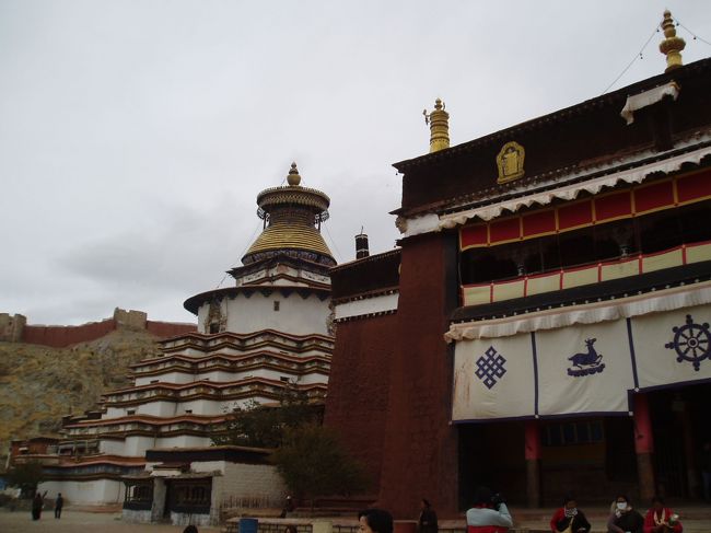 今回はラサよりさらに奥へ奥へ。ラサの西約３４０キロの日喀則（シガツエ・標高約３８５０ｍ）、江孜（ギャンツエ）まで行ってきました。さすがにこのあたりまで来ると、日本人団体観光客の姿はほとんど見られません。写真は江孜の宗山城堡。街中チベット仏教の神秘的な雰囲気が漂い欧米のバックパッカーの姿が多くなります。日本人の団体が少ないのはたぶんトイレの問題。ラサからくる途中では公衆トイレはほとんどなく（というか汚くて使えない）オープンエアで済まさなくてはなりません。欧米の女性は堂々としたもんだけど日本人女性はちょっとムリかもしれません