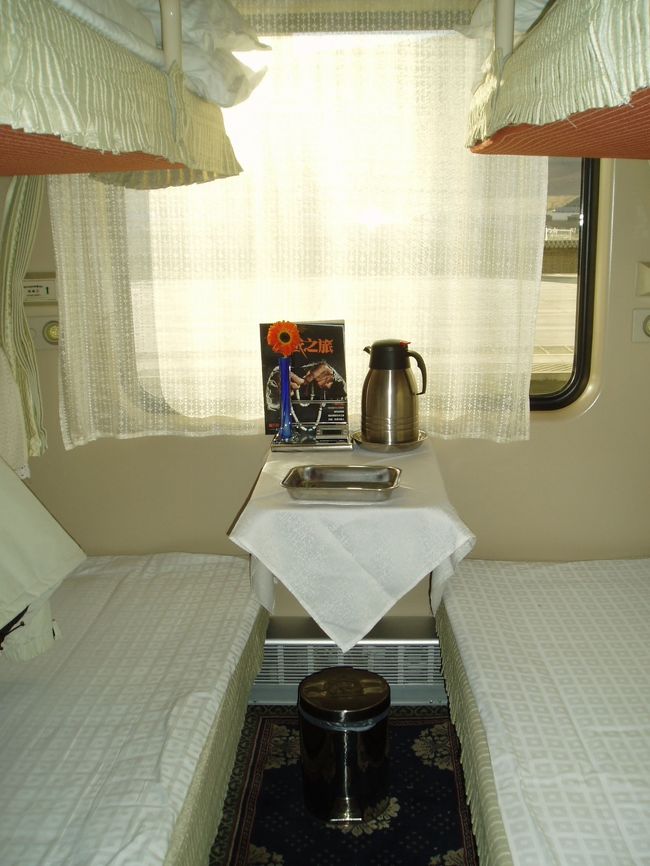 注目のチベット鉄道（写真は１等寝台４名１室、１車両８室）!!今回の乗車区間はラサから西寧。多くのみなさんが誤解していると思いますが、ラサ→西寧の区間はずっと下りではなくラサ出発後、世界最高標高駅のタングラ駅（標高５０６８ｍ）まで当雄、那曲と経由して上っていきます。その後、西寧に向かって徐々に下っていきますので、全くの下りと行ったイメージとは異なります。またラサ発は朝出発なので日没まで車窓の景色を充分堪能して頂くことが可能です。車窓から眺める５０００ｍ級の山々はまさに「世界の屋根」チベットといった感じです!!