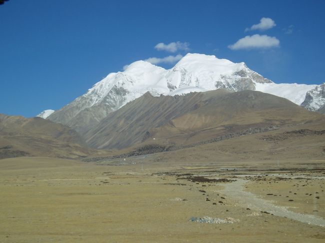 車窓から眺めるチベットの景色ですが、最高地点は凍土で覆われ年中雪景色です。チベット鉄道車両内は全面禁煙で喫煙家は西寧まで26時間ほど我慢しなければなりません。また車両内は６００気圧の一定に保たれており、快適です。西寧→ラサの区間を乗車すると列車の旅の疲れからラサで高山病にかかりやすくなりますので絶対、行きはラサまで飛行機、帰りをラサから西寧まで列車に乗るのがオススメです!!